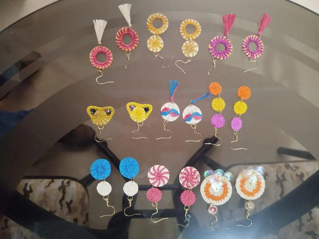 Aretes fabricados por las Mujeres Maijuna
