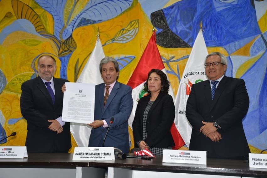 Manuel Pulgar-Vidal » Nature and Culture International Manuel Pulgar-Vidal, Minister of Environment of Peru, showing the national decree for the reserve. Photo Credit: SERNANP.