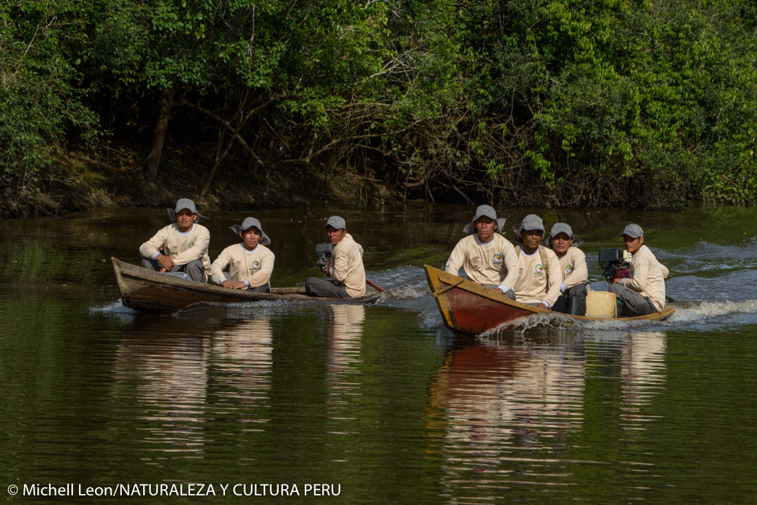 Foto 04 Miembros del Comité de Vigilancia Comunal en el río Abujao perteneciente al ACR CATA Ucayali. Foto por Michell León NCI