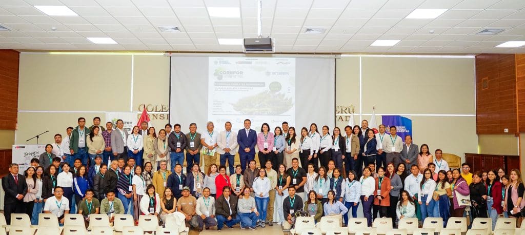 Foto grupal en el Congreso Regional Forestal en La Libertad