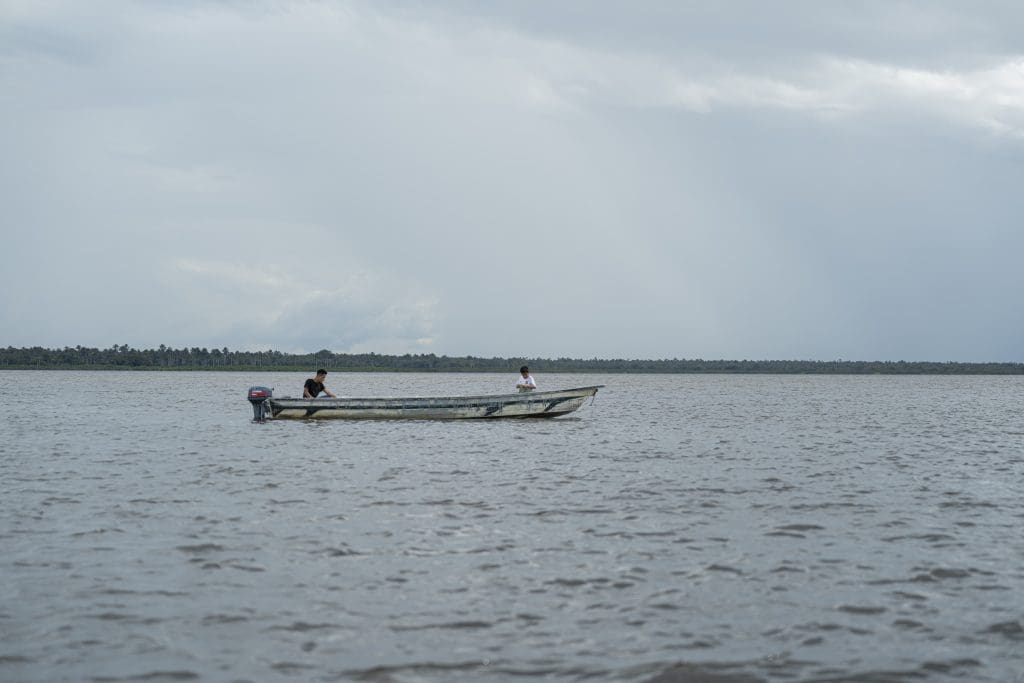 Persona en bote en Tsapuni