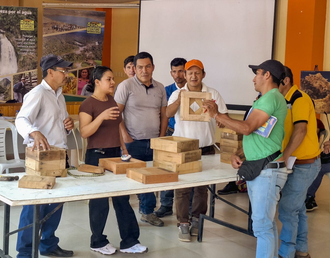 Menipolicultores intercambiando experiencias